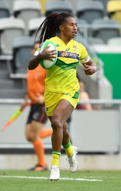 Ellia Green of Australia runs the ball during the Oceania Sevens Challenge match between Fiji and Australia at Queensland Country Bank Stadium on...