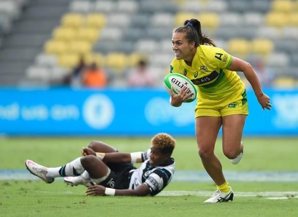 Evania Pelite of Australia runs the ball during the Oceania Sevens Challenge match between Fiji and Australia at Queensland Country Bank Stadium on...