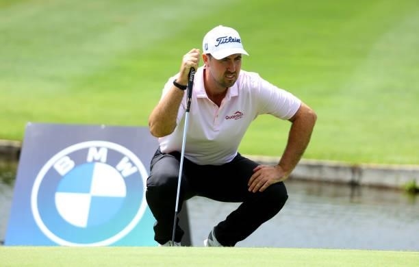 Niall Kearney of Ireland on the 18th green during the second round of The BMW International Open at Golfclub Munchen Eichenried on June 25, 2021 in...