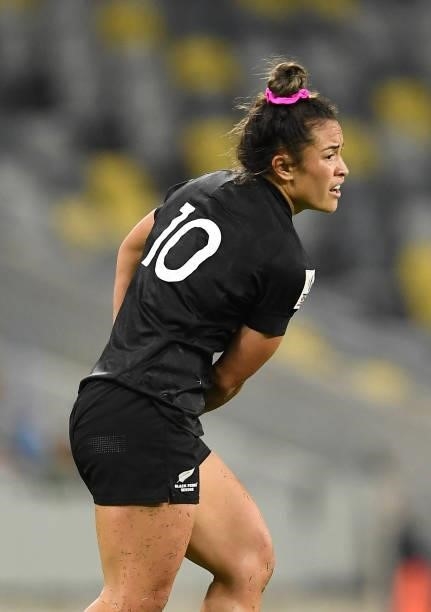 Theresa Fitzpatrick of New Zealand passes the ball during the Oceania Sevens Challenge match between New Zealand and Fiji at Queensland Country Bank...