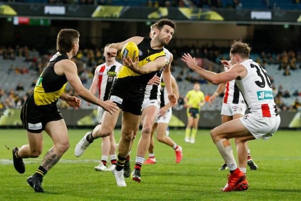 Trent Cotchin of the Tigers handballs during the round 15 AFL match between the Richmond Tigers and the St Kilda Saints at Melbourne Cricket Ground...