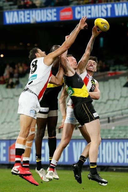 Paddy Ryder and Josh Battle of the Saints compete with Mabior Chol and Dylan Grimes of the Tigers during the round 15 AFL match between the Richmond...