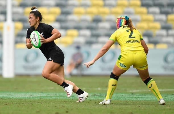 Theresa Fitzpatrick of New Zealand runs the ball during the Oceania Sevens Challenge match between New Zealand and Australia at Queensland Country...