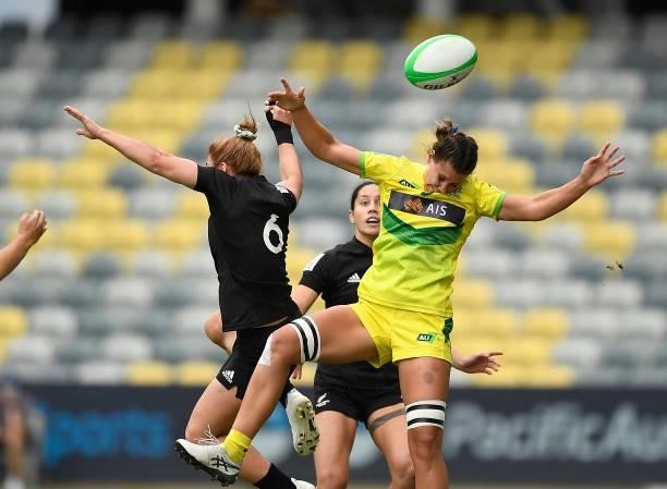 Michaela Blyde of New Zealand contests the ball with Demi Hayes of Australia during the Oceania Sevens Challenge match between New Zealand and...
