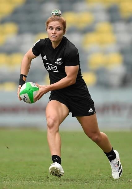 Michaela Blyde of New Zealand runs the ball during the Oceania Sevens Challenge match between New Zealand and Australia at Queensland Country Bank...