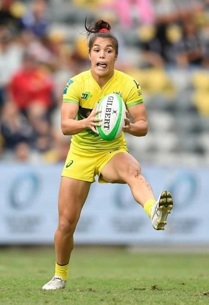Madison Higgins-Ashby of Australia runs the ball during the Oceania Sevens Challenge match between New Zealand and Australia at Queensland Country...