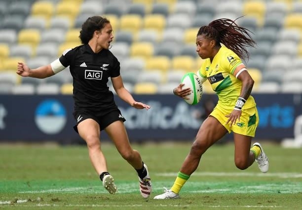 Ellia Green of Australia runs the ball during the Oceania Sevens Challenge match between New Zealand and Australia at Queensland Country Bank Stadium...