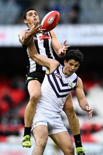 Scott Pendlebury of the Magpies attempts to mark over Andrew Brayshaw of the Dockers during the round 15 AFL match between the Collingwood Magpies...