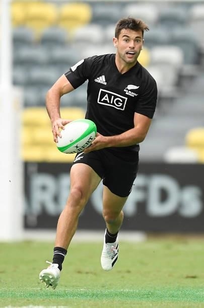 Andrew Knewstubb of New Zealand runs the ball during the Oceania Sevens Challenge match between New Zealand and Fiji at Queensland Country Bank...