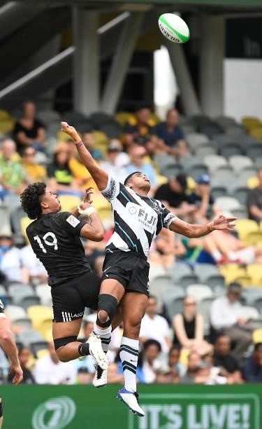 Kitiona Vai of New Zealand contests the ball with Meli Derenalagi of Fiji during the Oceania Sevens Challenge match between New Zealand and Fiji at...