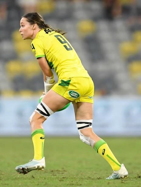 Chloe Dalton of Australia passes the ball during the Oceania Sevens Challenge match between Australia and Fiji at Queensland Country Bank Stadium on...