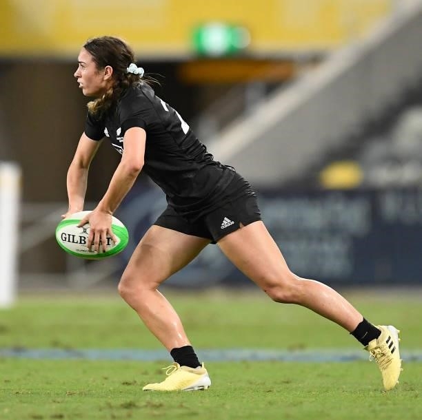 Jazmin Felix-Hotham of New Zealand passes the ball during the Oceania Sevens Challenge match between New Zealand and Oceania at Queensland Country...