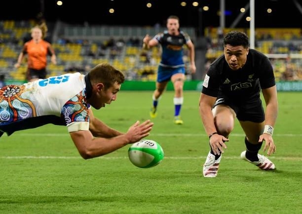Nathan Lawson of Oceania scores a try during the Oceania Sevens Challenge match between New Zealand and Oceania at Queensland Country Bank Stadium on...