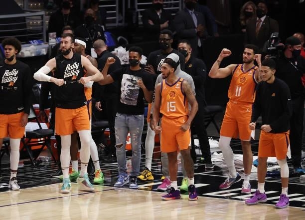 Members of the Phoenix Suns celebrate in the final seconds of the team's win against the LA Clippers during the second half in game four of the...