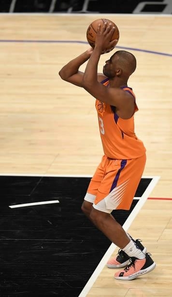Chris Paul of the Phoenix Suns shoots a free throw during the second half in game four of the Western Conference Finals against the LA Clippers at...