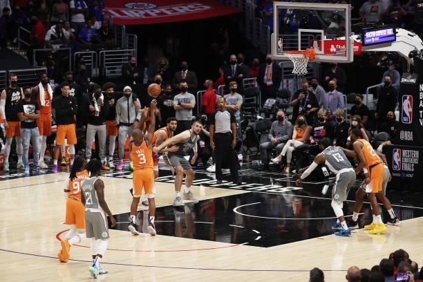 Chris Paul of the Phoenix Suns shoots a free throw at the end of the game against the LA Clippers in game four of the Western Conference Finals at...