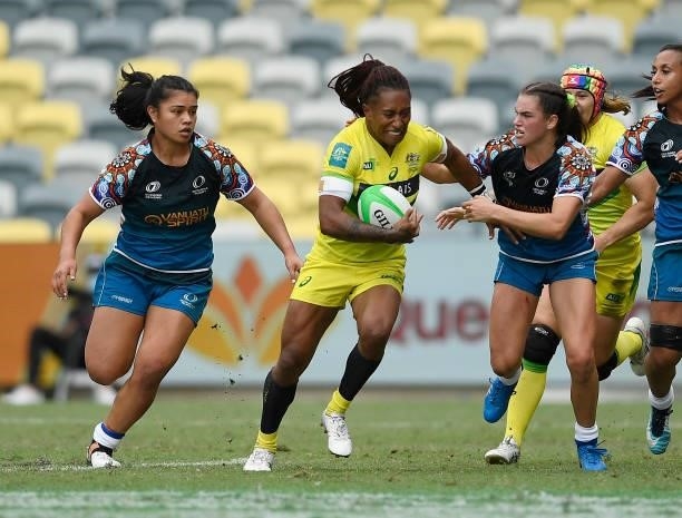 Ellia Green of Australia makes a break during the Oceania Sevens Challenge match between Australia and Oceania at Queensland Country Bank Stadium on...