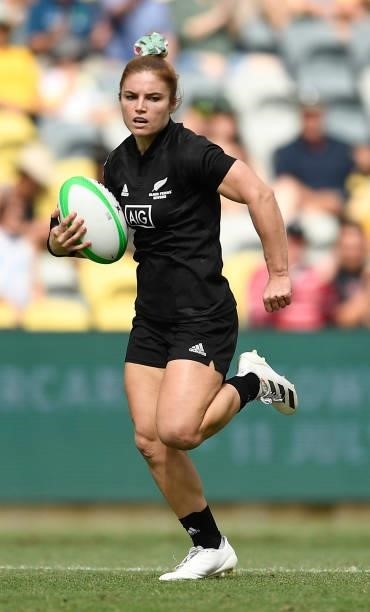 Michaela Blyde of New Zealand runs to score a try during the Oceania Sevens Challenge match between New Zealand and Fiji at Queensland Country Bank...