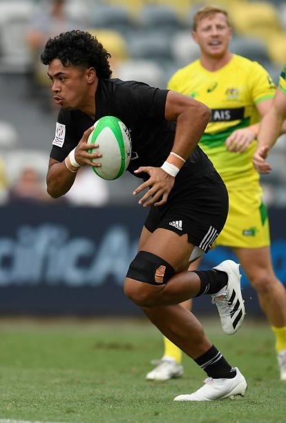 Kitiona Vai of New Zealand runs to score a try during the Oceania Sevens Challenge match between New Zealand and Australia at Queensland Country Bank...