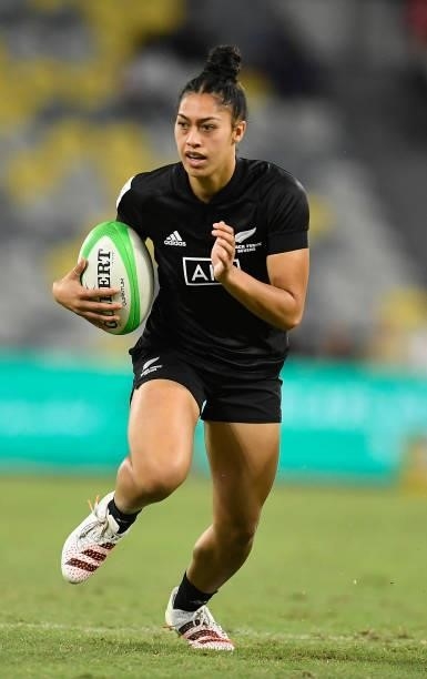 Tenika Willison of New Zealand runs the ball during the Oceania Sevens Challenge match between New Zealand and Australia at Queensland Country Bank...