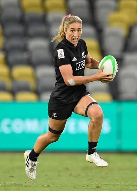 Sarah Hirini of New Zealand runs the ball during the Oceania Sevens Challenge match between New Zealand and Australia at Queensland Country Bank...