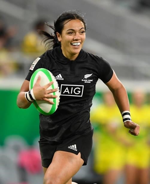 Stacey Waaka of New Zealand runs to score a try during the Oceania Sevens Challenge match between New Zealand and Australia at Queensland Country...