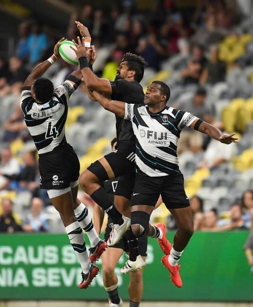 Dylan Collier of New Zealand contests the ball with Iosefo Masi and Josua Vakurunabili of Fiji during the Oceania Sevens Challenge match between New...