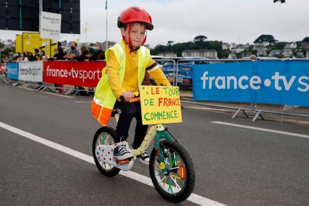 Children at start during the 108th Tour de France 2021, Stage 2 a 183,5km stage from Perros-Guirec to Mûr-de-Bretagne Guerlédan 293m / @LeTour /...