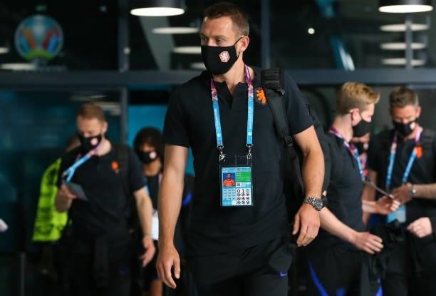 Stefan de Vrij of Netherlands is seen wearing a face mask as he arrives at the stadium prior to the UEFA Euro 2020 Championship Round of 16 match...