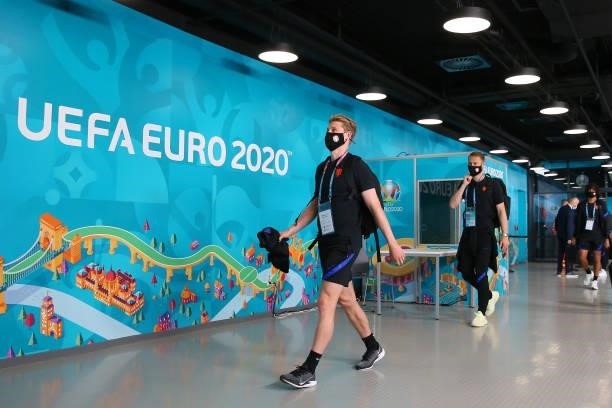 Frenkie de Jong of Netherlands is seen wearing a face mask as he arrives at the stadium prior to the UEFA Euro 2020 Championship Round of 16 match...