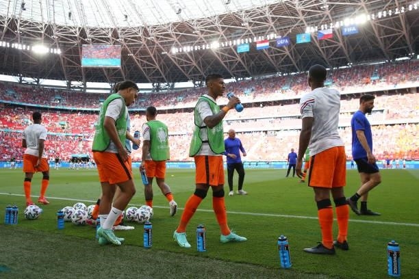 Patrick van Aanholt of Netherlands takes a drink with teammates during the warm up prior to the UEFA Euro 2020 Championship Round of 16 match between...