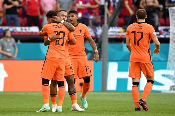 Memphis Depay of Netherlands interacts with teammate Donyell Malen prior to the UEFA Euro 2020 Championship Round of 16 match between Netherlands and...