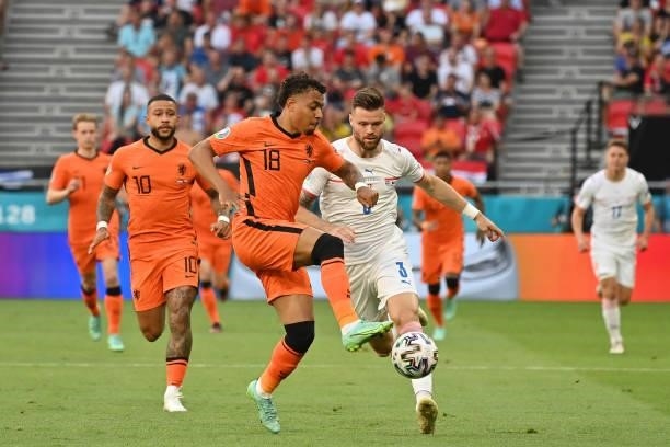 Donyell Malen of Netherlands battles for possession with Ondrej Celustka of Czech Republic during the UEFA Euro 2020 Championship Round of 16 match...