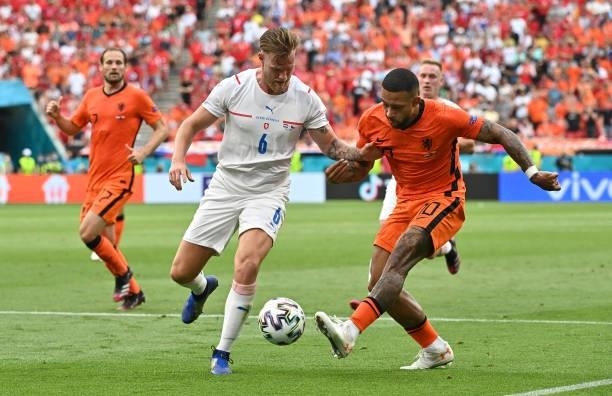 Memphis Depay of Netherlands crosses the ball whilst under pressure from Tomas Kalas of Czech Republic during the UEFA Euro 2020 Championship Round...
