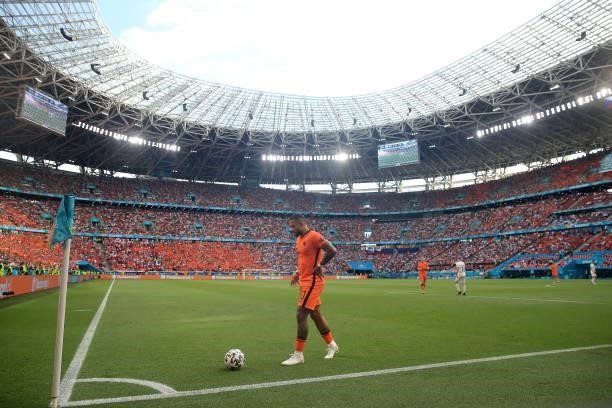 Memphis Depay of Netherlands prepares to take a corner during the UEFA Euro 2020 Championship Round of 16 match between Netherlands and Czech...