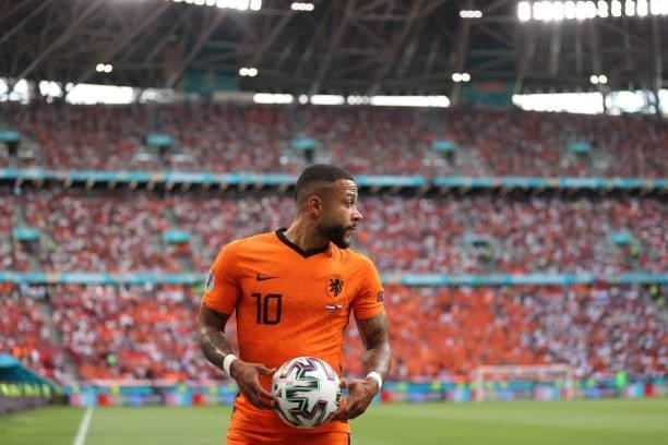 Memphis Depay of Netherlands prepares to take a corner during the UEFA Euro 2020 Championship Round of 16 match between Netherlands and Czech...