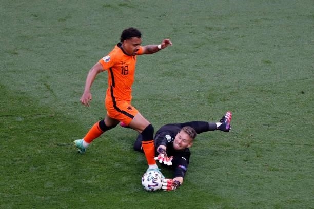 Tomas Vaclik of Czech Republic intercepts Donyell Malen of Netherlands during the UEFA Euro 2020 Championship Round of 16 match between Netherlands...
