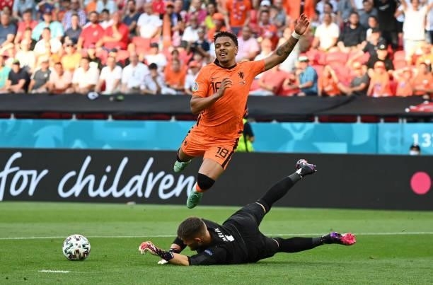 Tomas Vaclik of Czech Republic makes a save from Donyell Malen of Netherlands during the UEFA Euro 2020 Championship Round of 16 match between...