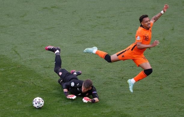 Tomas Vaclik of Czech Republic makes a save from Donyell Malen of Netherlands during the UEFA Euro 2020 Championship Round of 16 match between...