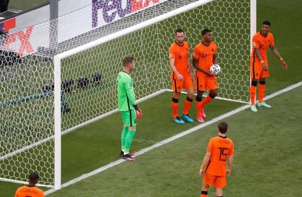 Maarten Stekelenburg, Stefan de Vrij, Denzel Dumfries and Patrick van Aanholt of Netherlands look dejected after the Czech Republic first goal scored...