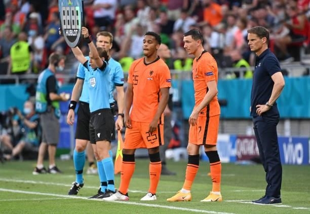 Substitutes, Jurrien Timber and Steven Berghuis of Netherlands wait to enter the pitch as Frank de Boer , Head Coach of Netherlands looks on during...
