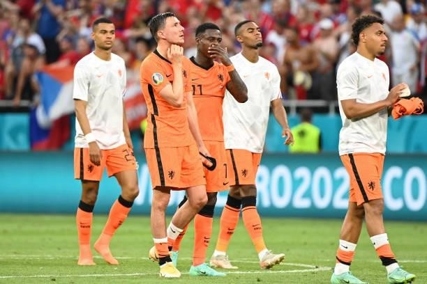 Quincy Promes of Netherlands looks dejected with teammates following defeat in the UEFA Euro 2020 Championship Round of 16 match between Netherlands...