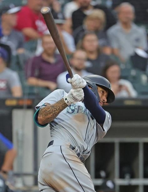 Crawford of the Seattle Mariners bats against the Chicago White Sox at Guaranteed Rate Field on June 25, 2021 in Chicago, Illinois. The Mariners...