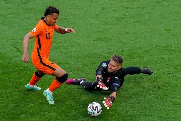 Donyell Malen of the Netherlands and Tomas Vaclik of Czech Republic during the UEFA Euro 2020: Round of 16 match between Netherlands and Czech...