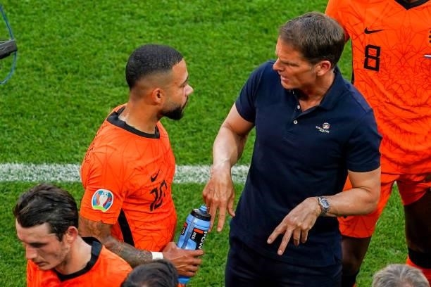 Memphis Depay of the Netherlands and coach Frank de Boer of the Netherlands during the UEFA Euro 2020: Round of 16 match between Netherlands and...