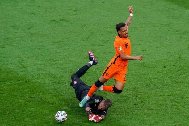Donyell Malen of the Netherlands and Tomas Vaclik of Czech Republic during the UEFA Euro 2020: Round of 16 match between Netherlands and Czech...
