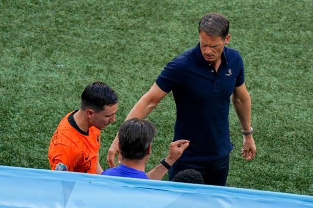 Steven Berghuis of the Netherlands and coach Frank de Boer of the Netherlands during the UEFA Euro 2020: Round of 16 match between Netherlands and...