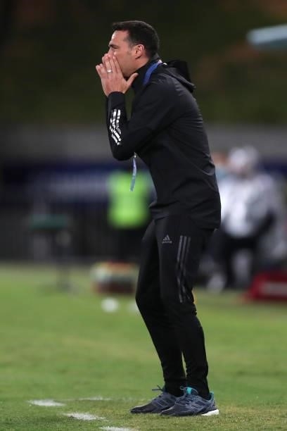 Head coach of Argentina Lionel Scaloni shouts instructions to his players during a Group A match between Argentina and Bolivia as part of Copa...