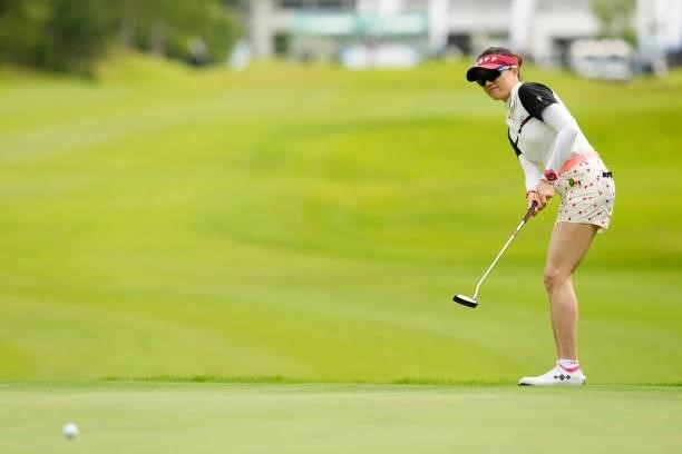 Lee of South Korea attempts a putt on the 1st green during the first round of the Sky Ladies ABC Cup at the ABC Golf Club on June 29, 2021 in Kato,...