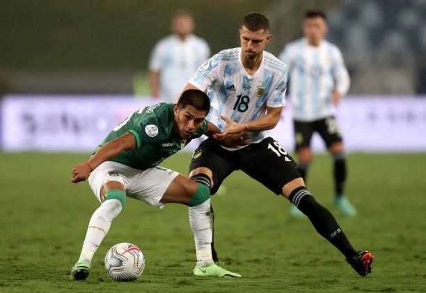 Erwin Saavedra of Bolivia fights for the ball with Guido Rodriguez of Argentina during a Group A match between Argentina and Bolivia as part of Copa...